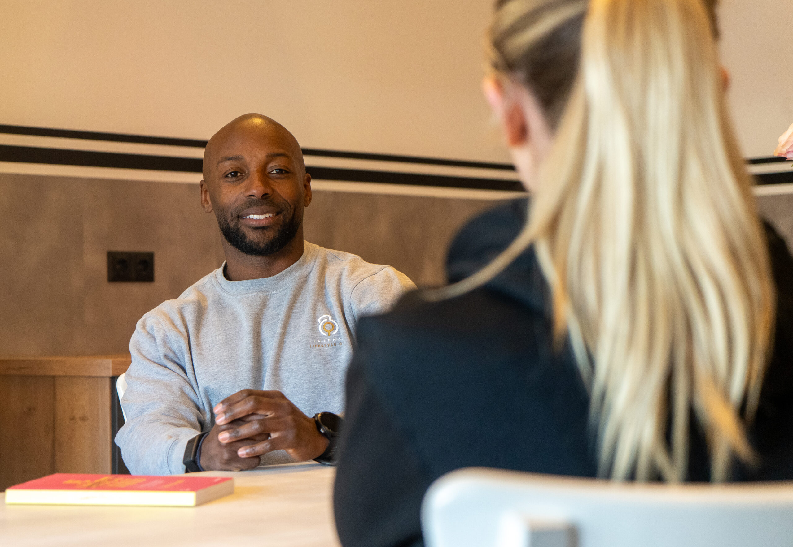 Clinston in gesprek met coachee