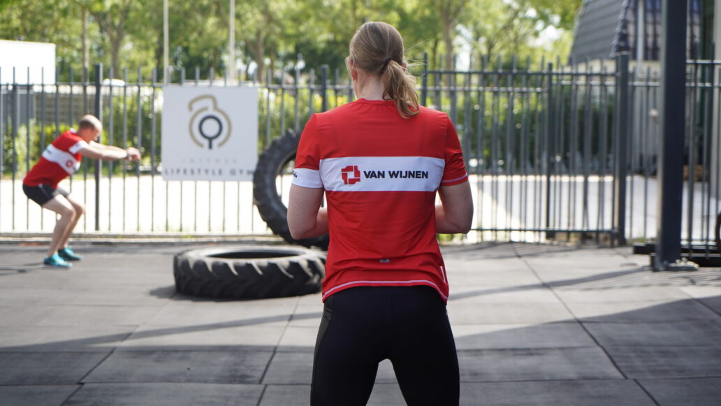 Deelnemers van Van Wijnen trainen buiten bij Intense Lifestyle Gym